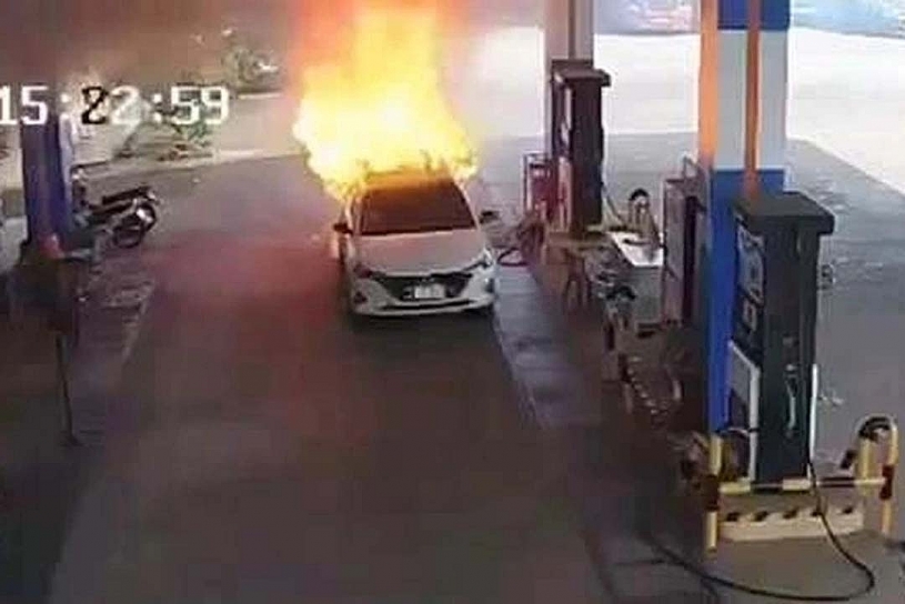 Tình huống ô tô bất ngờ bốc cháy: Kỹ năng thoát hiểm trong vài giây