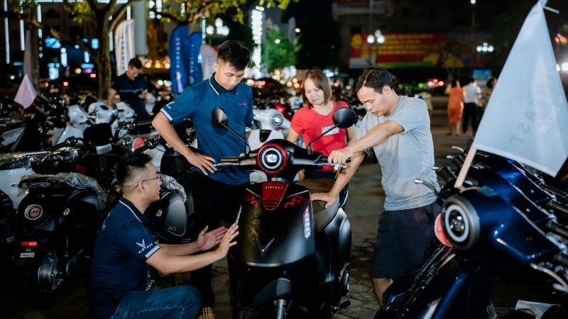Khách hàng chạy xe máy điện “chill” hơn nhờ chính sách hậu mãi 5 sao và hạ tầng “khủng” của VinFast