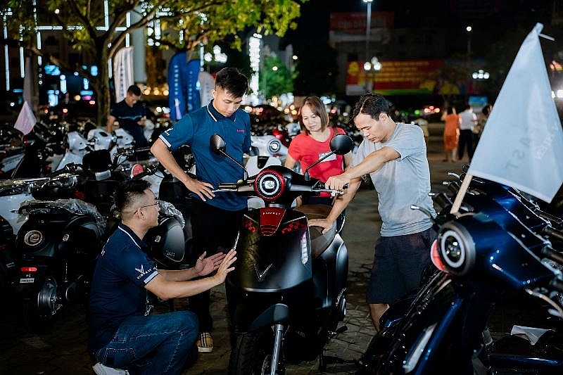 Khách hàng chạy xe máy điện “chill” hơn nhờ chính sách hậu mãi 5 sao và hạ tầng “khủng” của VinFast