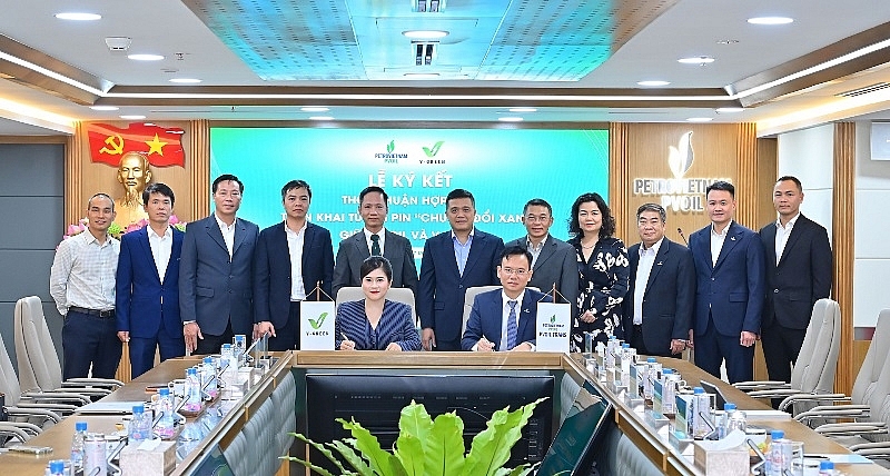 V-Green hợp tác triển khai hơn 3.000 tủ đổi pin xe máy điện tại hệ thống cửa hàng xăng dầu PVOIL