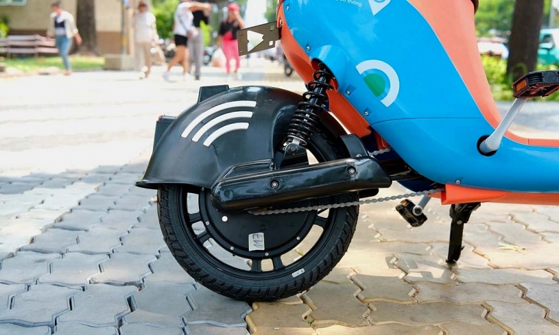 Xe đạp điện công cộng ở TP HCM: sàn hẹp, không 'xích' mũ bảo hiểm