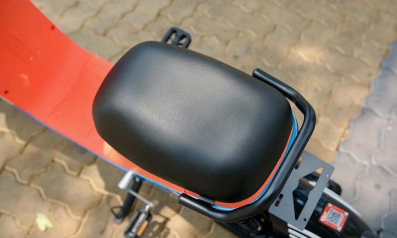 Xe đạp điện công cộng ở TP HCM: sàn hẹp, không 'xích' mũ bảo hiểm