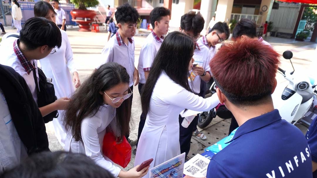 Học sinh TP.HCM thích thú trải nghiệm xe máy điện VinFast, mẫu xe mới Amio gây “sốt”