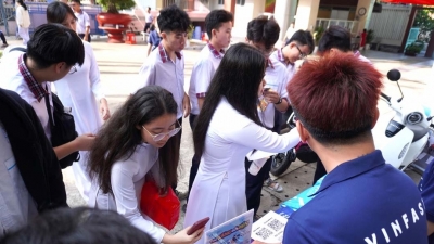 Học sinh TP.HCM thích thú trải nghiệm xe máy điện VinFast, mẫu xe mới Amio gây “sốt”
