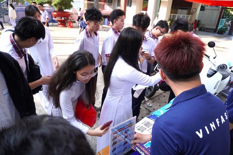 Học sinh TP.HCM thích thú trải nghiệm xe máy điện VinFast, mẫu xe mới Amio gây “sốt”