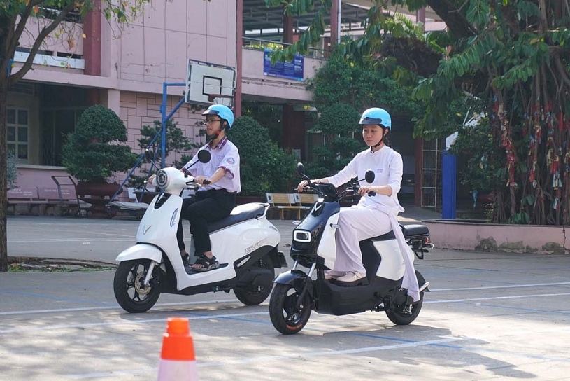 Học sinh TP.HCM thích thú trải nghiệm xe máy điện VinFast, mẫu xe mới Amio gây “sốt”