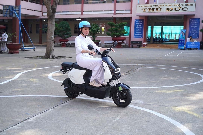 Học sinh TP.HCM thích thú trải nghiệm xe máy điện VinFast, mẫu xe mới Amio gây “sốt”