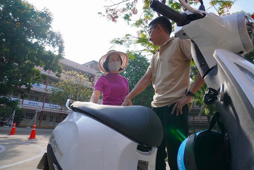 Học sinh TP.HCM thích thú trải nghiệm xe máy điện VinFast, mẫu xe mới Amio gây “sốt”