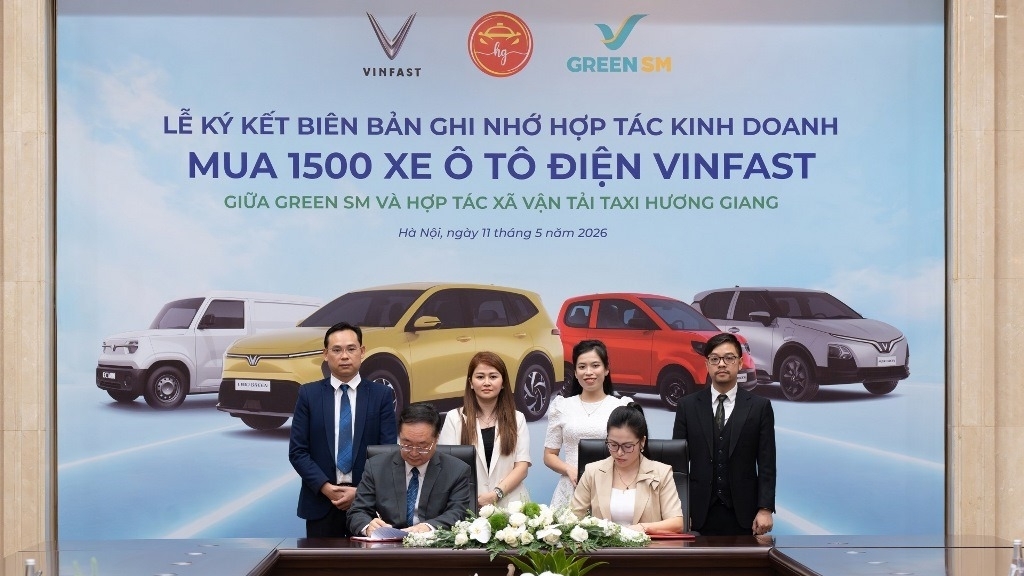 Taxi Hương Giang mua 1.500 ô tô điện VinFast, mở rộng hợp tác với Green SM