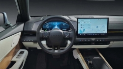 Lexus ES 2026: Khởi động xe từ xa phải trả phí