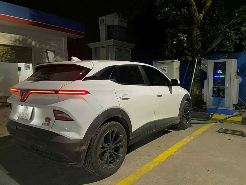 Chủ xe Gen Z: “VinFast VF 6 càng dùng càng thấy hợp, càng đi càng thấy thích”