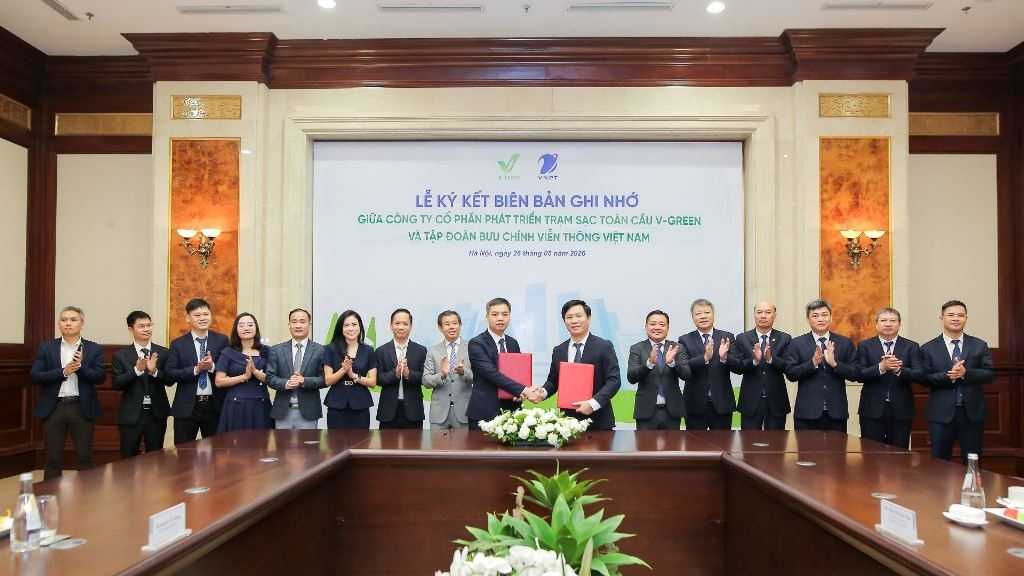 V-Green hợp tác VNPT phát triển mạng lưới trạm sạc và tủ đổi pin xe điện trên toàn quốc