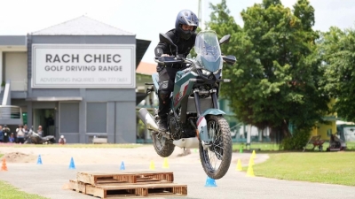 Kawasaki KLE500 ABS - môtô đa địa hình giá từ 175 triệu đồng