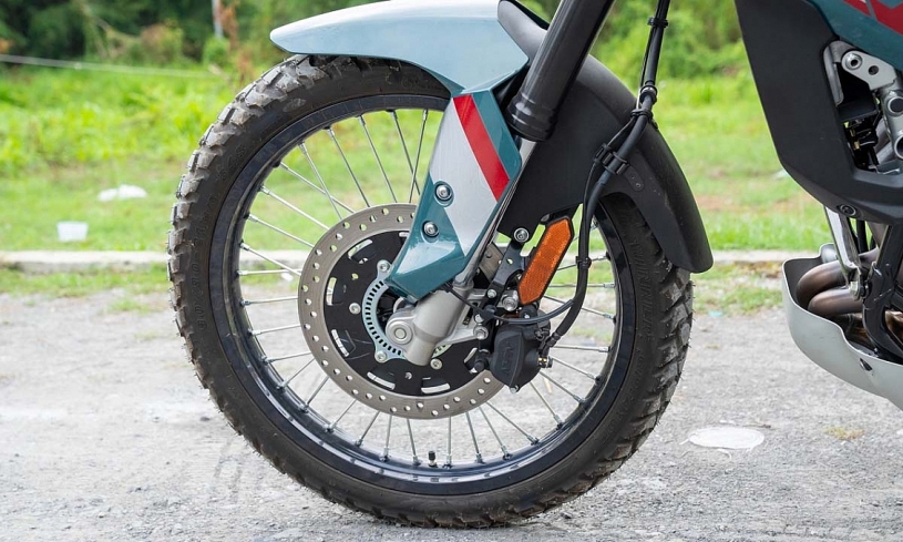 Kawasaki KLE500 ABS - môtô đa địa hình giá từ 175 triệu đồng