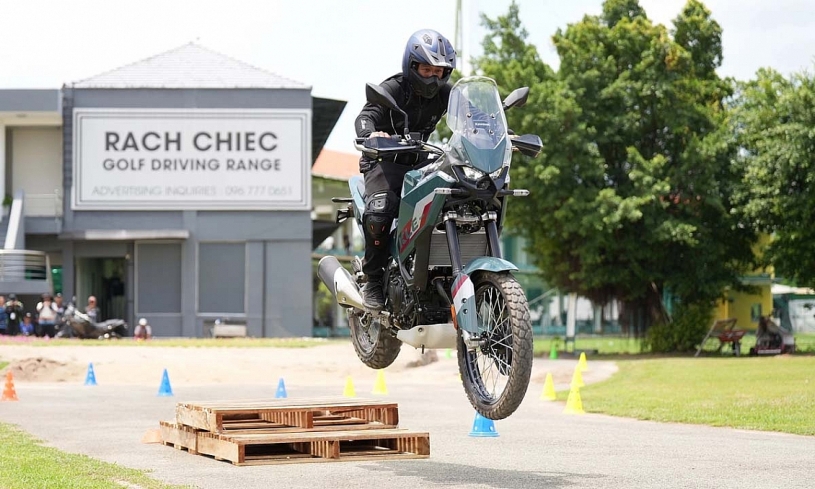 Kawasaki KLE500 ABS - môtô đa địa hình giá từ 175 triệu đồng
