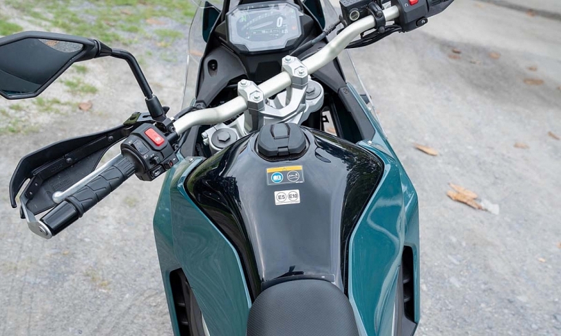 Kawasaki KLE500 ABS - môtô đa địa hình giá từ 175 triệu đồng