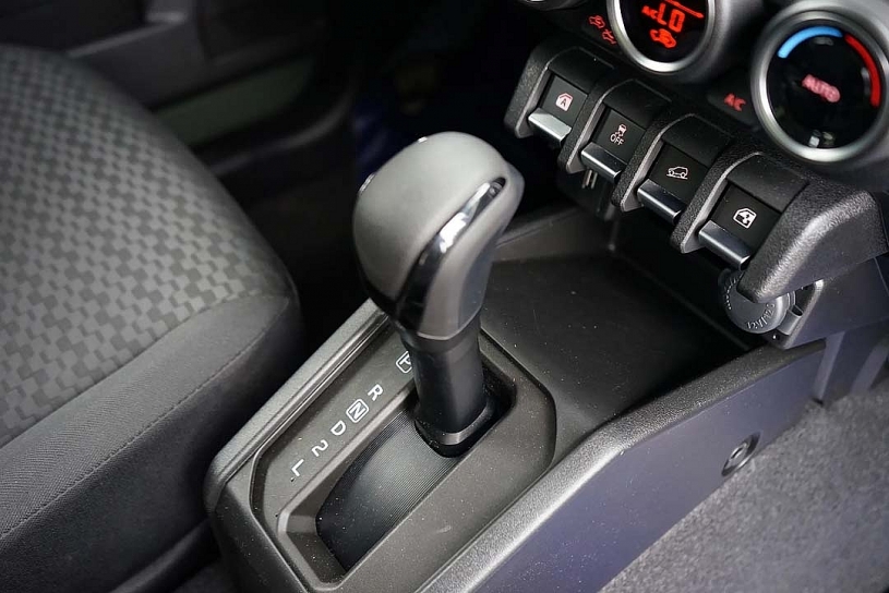 Suzuki Jimny giảm giá kỷ lục 180 triệu đồng