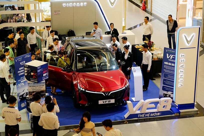 Vượt chục cây số xem VinFast VF 8 mới, khách Việt chốt: Đẹp hơn mong đợi, giá quá hời Vượt chục cây số xem VinFast VF 8 mới, khách Việt chốt: Đẹp hơn mong đợi, giá quá hời