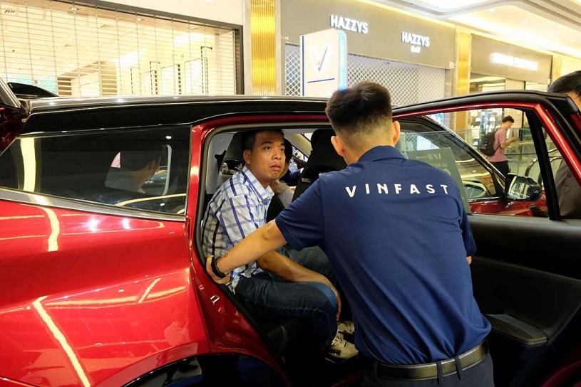 Vượt chục cây số xem VinFast VF 8 mới, khách Việt chốt: Đẹp hơn mong đợi, giá quá hời Vượt chục cây số xem VinFast VF 8 mới, khách Việt chốt: Đẹp hơn mong đợi, giá quá hời
