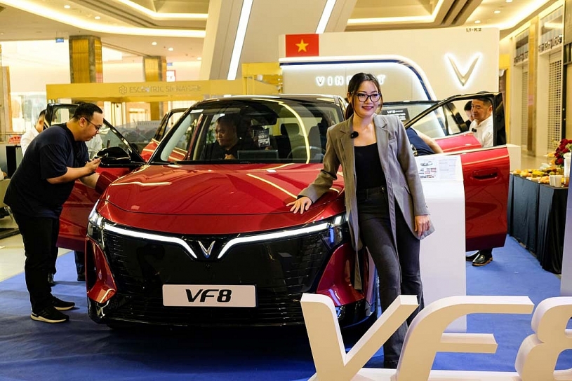 Vượt chục cây số xem VinFast VF 8 mới, khách Việt chốt: Đẹp hơn mong đợi, giá quá hời Vượt chục cây số xem VinFast VF 8 mới, khách Việt chốt: Đẹp hơn mong đợi, giá quá hời