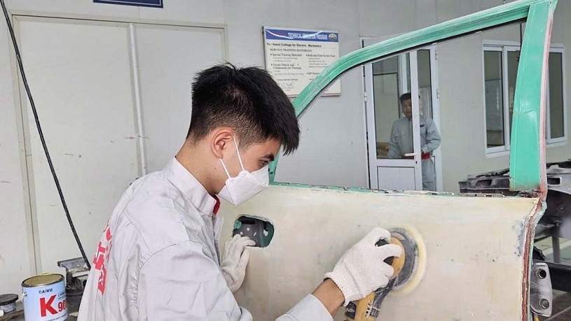 Toyota Việt Nam tuyển sinh khóa 6 học bổng nghề ô tô, hỗ trợ toàn phần cho học sinh khó khăn.