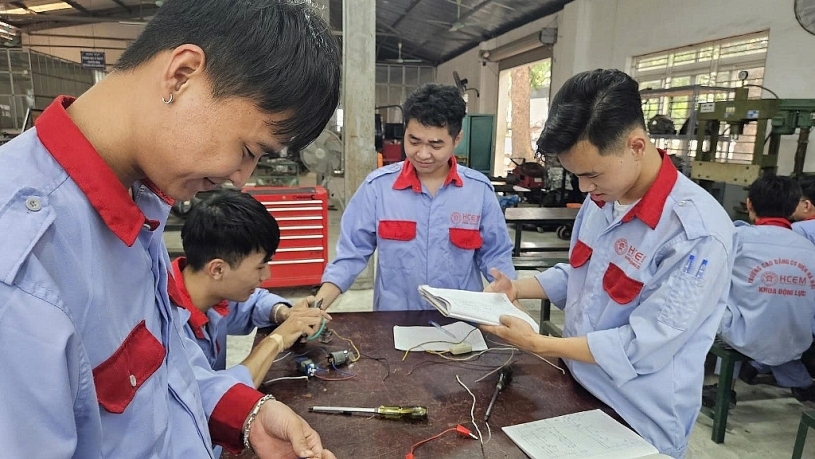 Toyota Việt Nam tuyển sinh khóa 6 học bổng nghề ô tô, hỗ trợ toàn phần cho học sinh khó khăn.