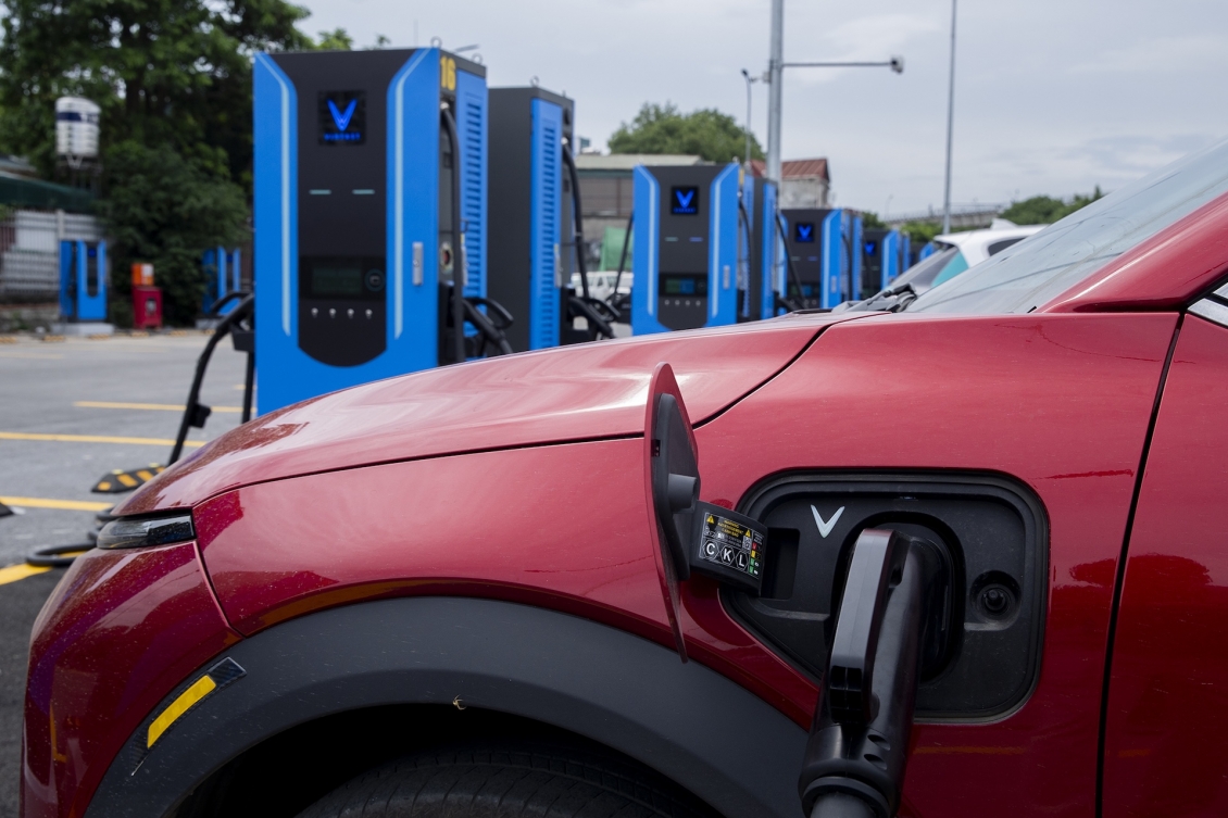 Chọn VF 5 màu đỏ để chở khách cho may mắn, chủ xe không ngờ được nhận thêm chiếc VF 6 Chọn VF 5 màu đỏ để chở khách cho may mắn, chủ xe không ngờ được nhận thêm chiếc VF 6