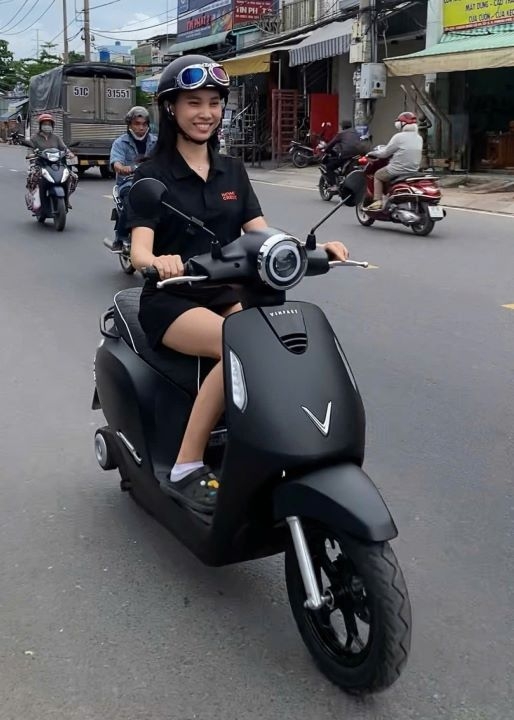 Nữ chủ xe VinFast Evo200: 'Tiện lợi, tiết kiệm, không tốn thời gian chờ đổ xăng' Nữ chủ xe VinFast Evo200: 'Tiện lợi, tiết kiệm, không tốn thời gian chờ đổ xăng'