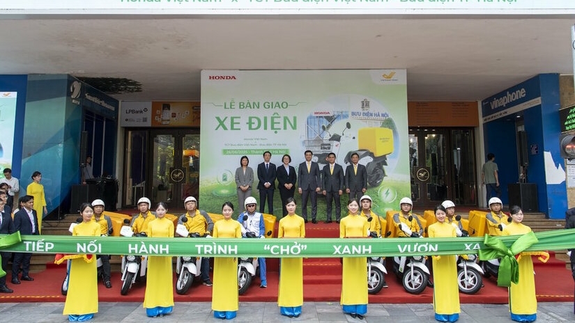 honda viet nam ban giao hon 200 xe may dien benly e cho vietnam post