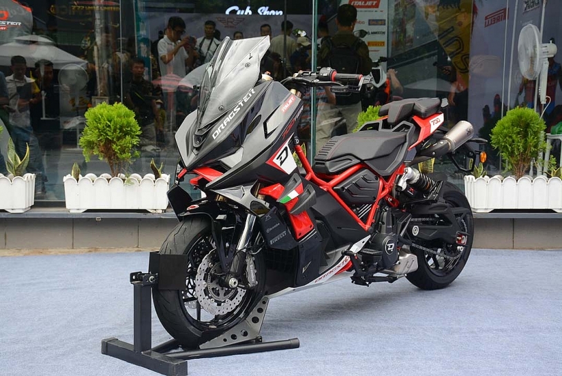 Siêu xe tay ga Italjet Dragster 700 đầu tiên về Việt Nam, giá 428 triệu đồng Siêu xe tay ga Italjet Dragster 700 đầu tiên về Việt Nam, giá 428 triệu đồng