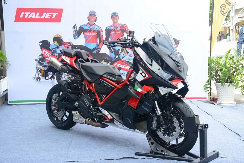 Siêu xe tay ga Italjet Dragster 700 đầu tiên về Việt Nam, giá 428 triệu đồng Siêu xe tay ga Italjet Dragster 700 đầu tiên về Việt Nam, giá 428 triệu đồng