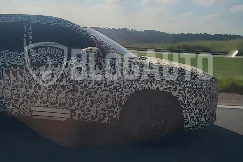 Toyota Corolla Cross bán tải mới lộ diện trên đường thử