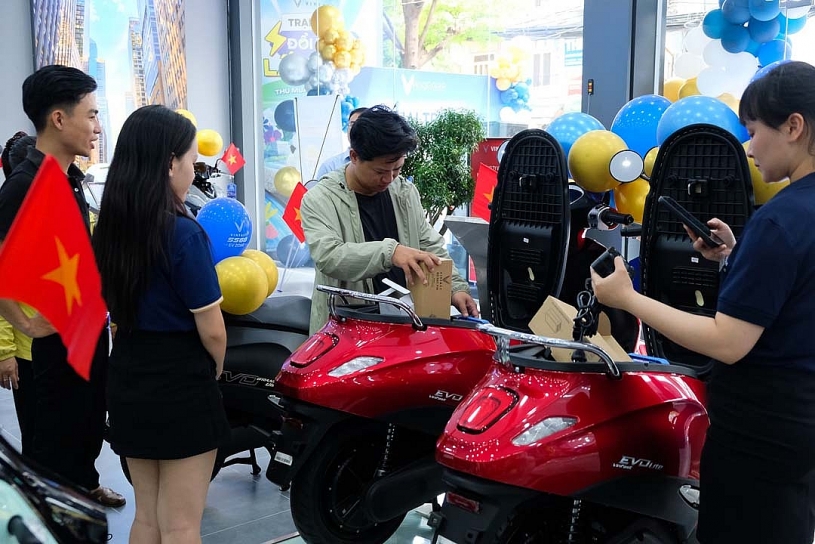 VinFast khai trương 66 đại lý xe máy điện, ra mắt showroom cao cấp EV-Zone VinFast khai trương 66 đại lý xe máy điện, ra mắt showroom cao cấp EV-Zone