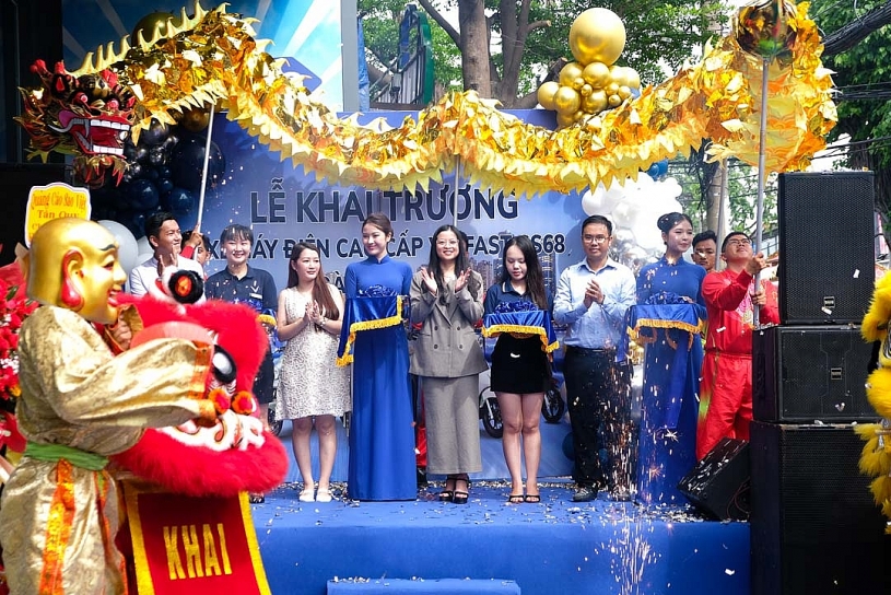 VinFast khai trương 66 đại lý xe máy điện, ra mắt showroom cao cấp EV-Zone VinFast khai trương 66 đại lý xe máy điện, ra mắt showroom cao cấp EV-Zone