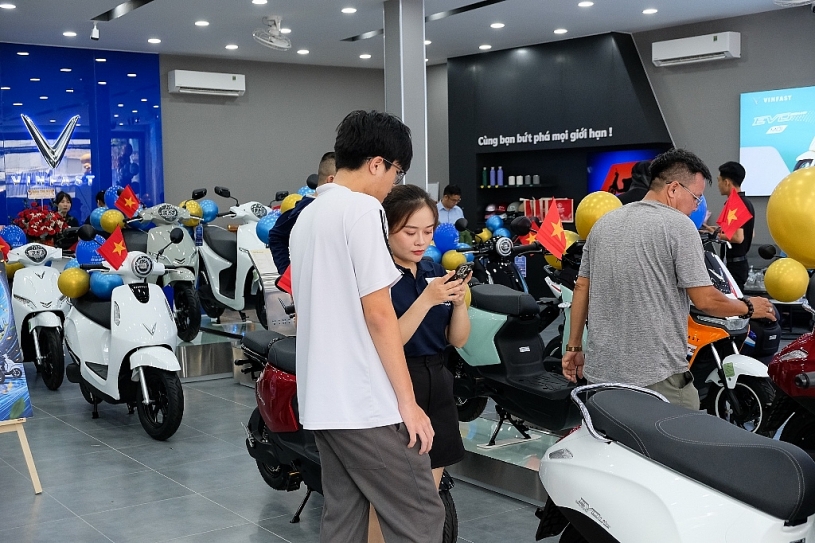 VinFast khai trương 66 đại lý xe máy điện, ra mắt showroom cao cấp EV-Zone VinFast khai trương 66 đại lý xe máy điện, ra mắt showroom cao cấp EV-Zone