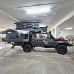Toyota Land Cruiser hóa nhà di động có thể ngủ 4 người, tích hợp bếp và phòng tắm