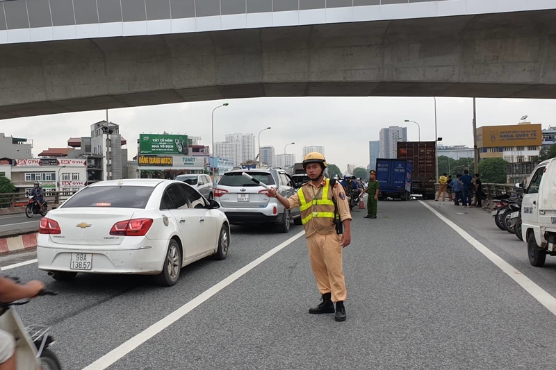 Hà Nội: Xe tải va chạm xe container, 1 người thiệt mạng Hà Nội: Xe tải va chạm xe container, 1 người thiệt mạng