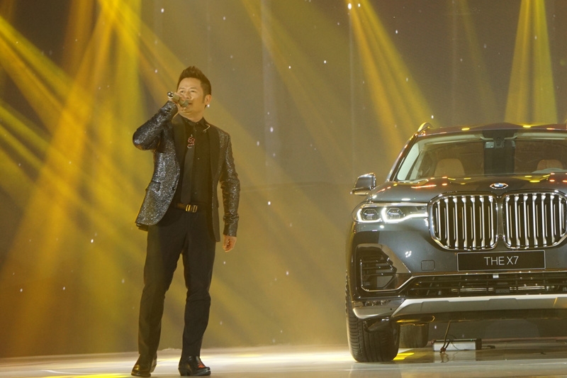 bmw x7 gia 75 ty bac tien dai tiec xe sang gai dep am thanh dinh