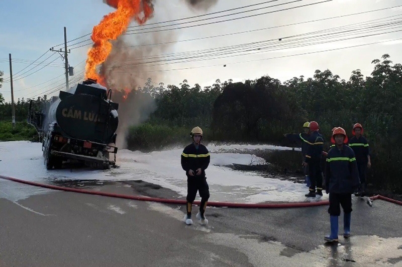 xe ben tong xe bon 2 nguoi chet chay sau tieng no lon