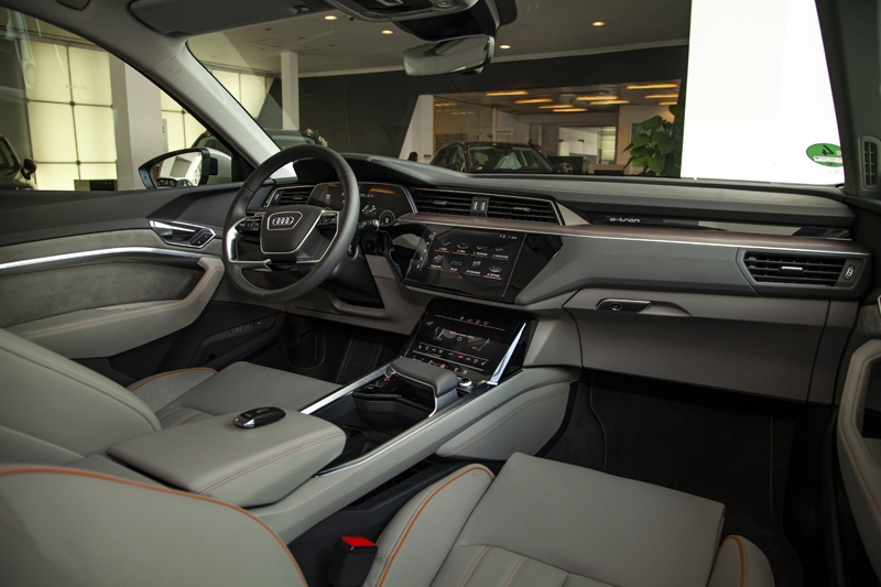 ‘Siêu xe điện’ Audi e-tron bất ngờ xuất hiện tại Hà Nội sieu xe dien audi e tron bat ngo xuat hien tai ha noi