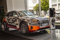‘Siêu xe điện’ Audi e-tron bất ngờ xuất hiện tại Hà Nội