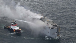 Tàu chở 3.000 ô tô bốc cháy dữ dội trên vùng biển Hà Lan