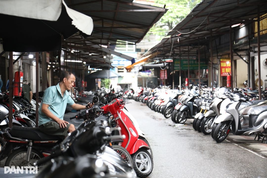 Chuẩn bị cấm xe xăng, chợ xe máy lớn nhất Hà Nội "ế" chưa từng có