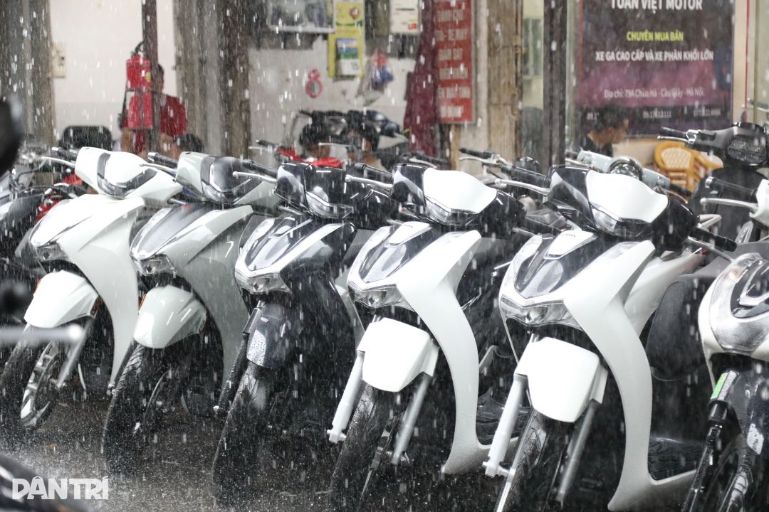 Chuẩn bị cấm xe xăng, chợ xe máy lớn nhất Hà Nội "ế" chưa từng có
