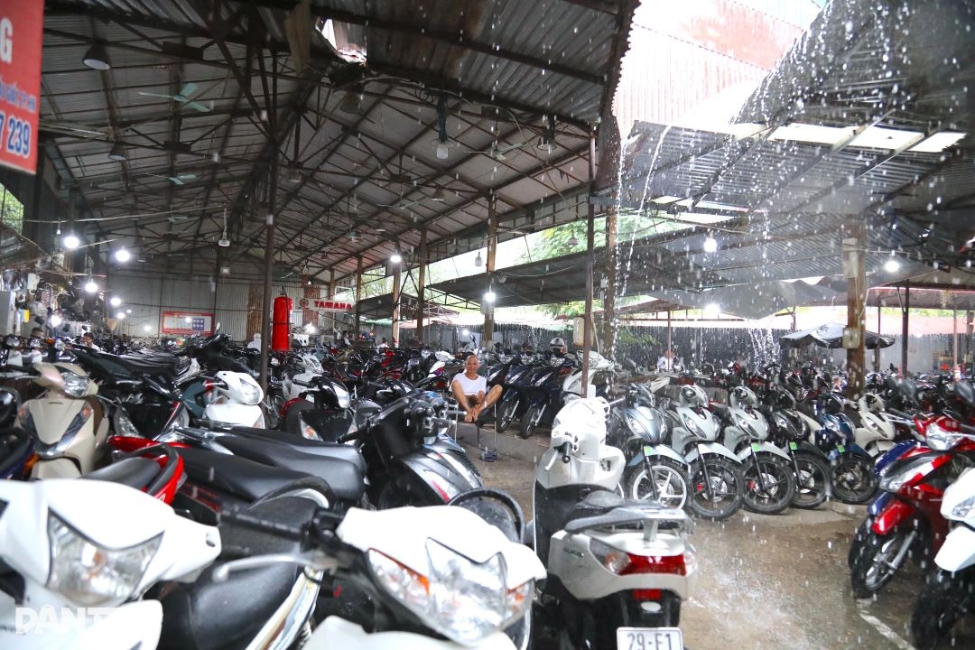 Chuẩn bị cấm xe xăng, chợ xe máy lớn nhất Hà Nội "ế" chưa từng có