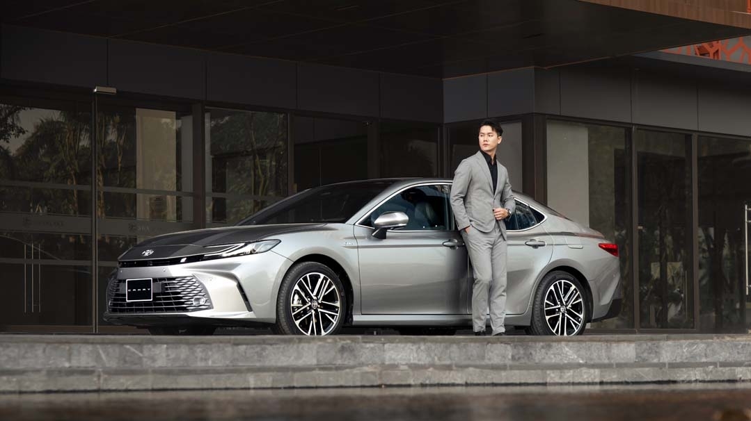 Toyota Việt Nam điều chỉnh giá Camry HEV Premium