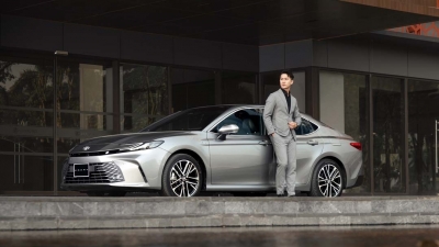 Toyota Việt Nam điều chỉnh giá Camry HEV Premium