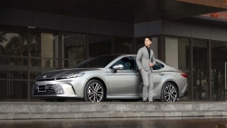 Toyota Việt Nam điều chỉnh giá Camry HEV Premium