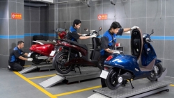 Chủ xe máy điện VinFast đón 