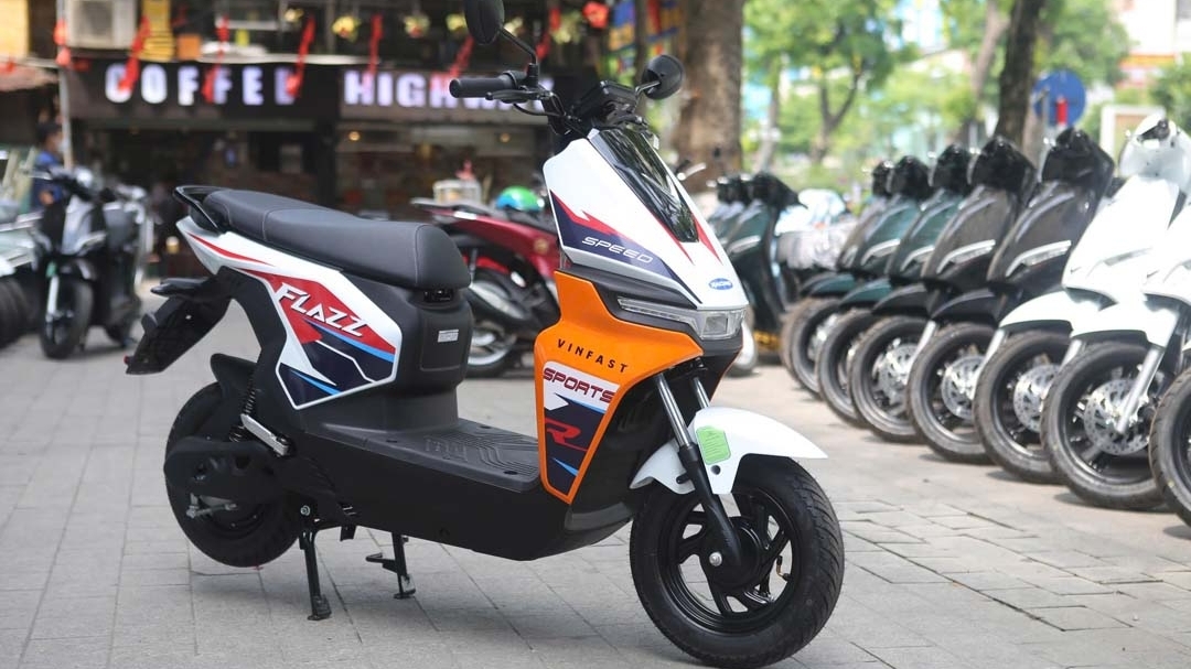 Phụ huynh và học sinh “phát sốt” vì VinFast Flazz Max, xe đổi pin giá chỉ từ 10,5 triệu đồng